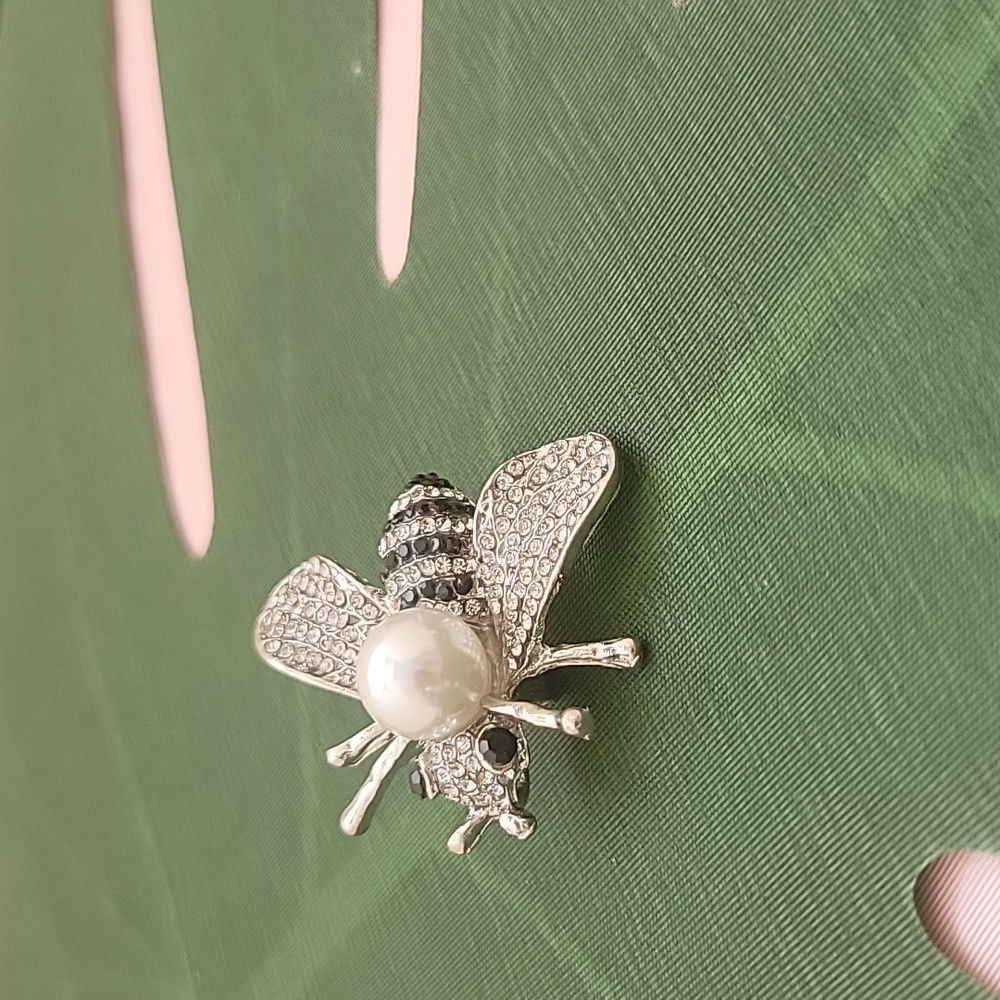 ✨️ Bee Brooch✨️ with Elegant Pearl and Rhinestone Accent